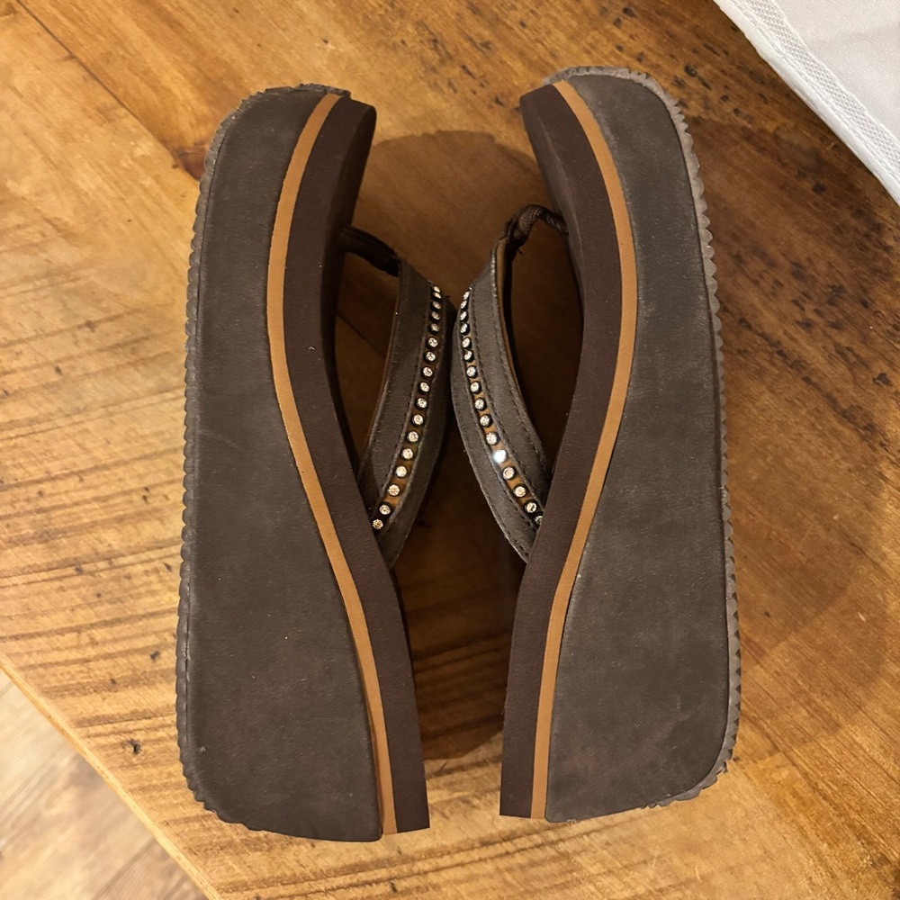 Volatile Brown with Rhinestone Embellishments Women's Sandals/Flip Flops Size 6 - Picture 6 of 8